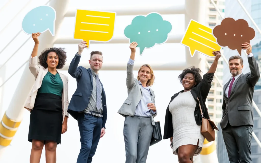 Equipo diverso colaborando en una oficina moderna, reflejando inclusión y alto rendimiento empresarial.