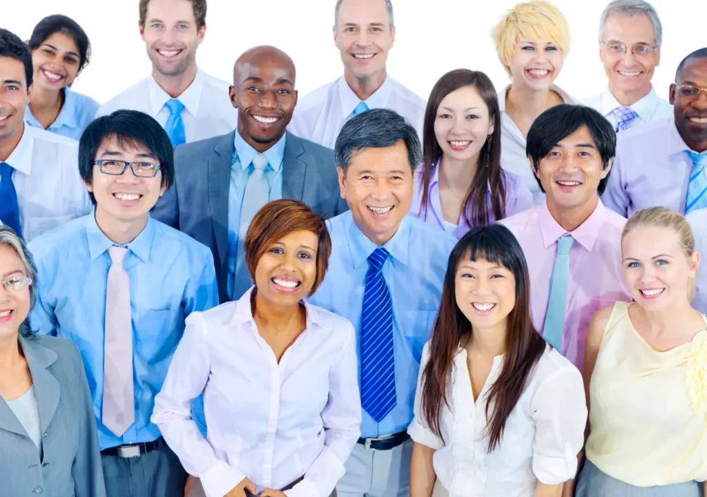 Grupo diverso de profesionales sonriendo, representando inclusión y equidad en el ámbito laboral