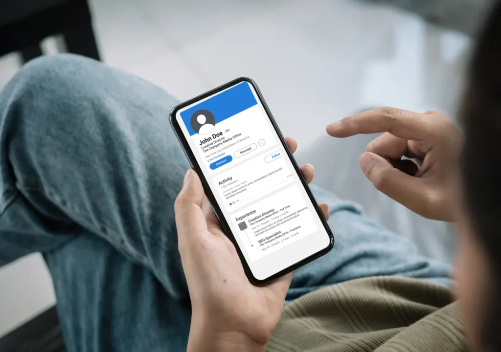 Persona revisando y actualizando su perfil profesional en LinkedIn desde un teléfono móvil