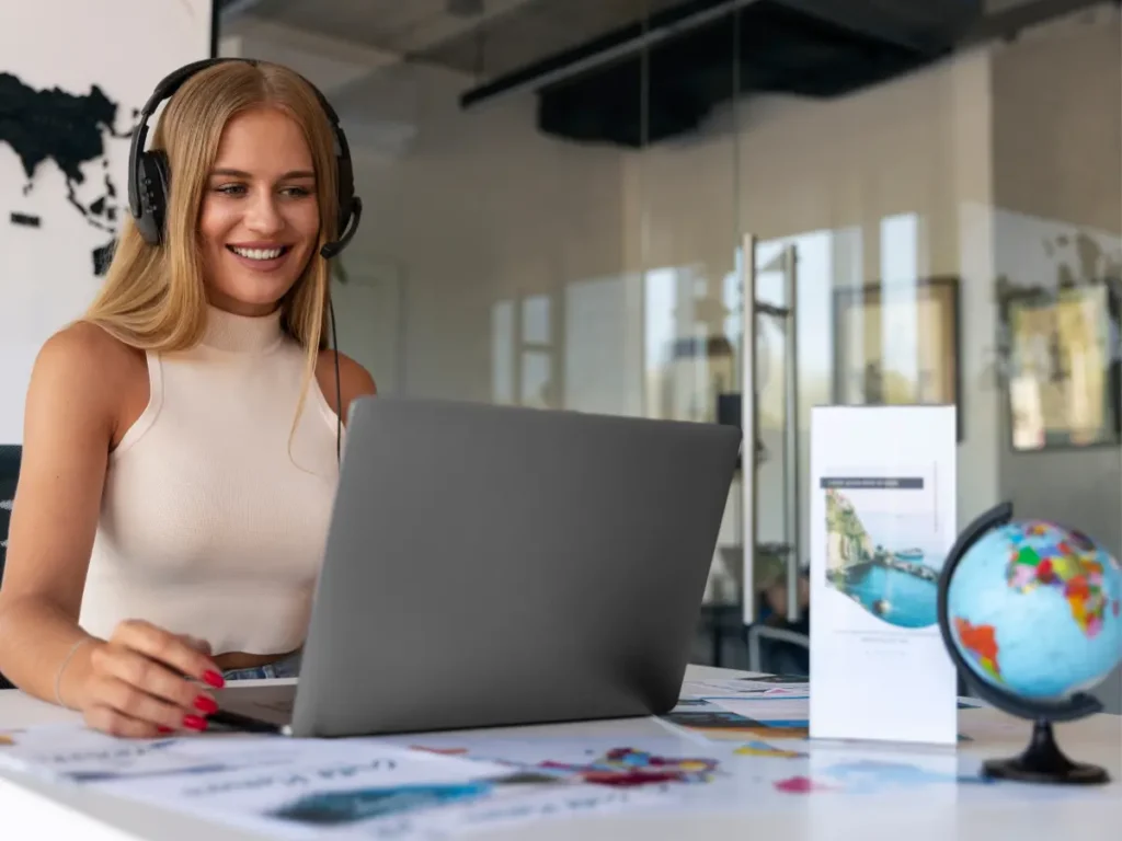 Mujer joven Profesional independiente trabajando desde un coworking, ejemplo de flexibilidad laboral.
