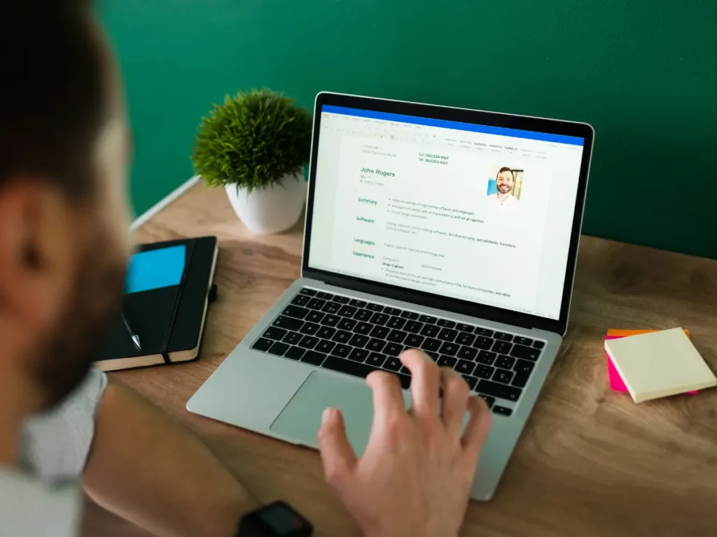 Profesional actualizando su currículum digital para adaptarse a los cambios del mercado laboral.