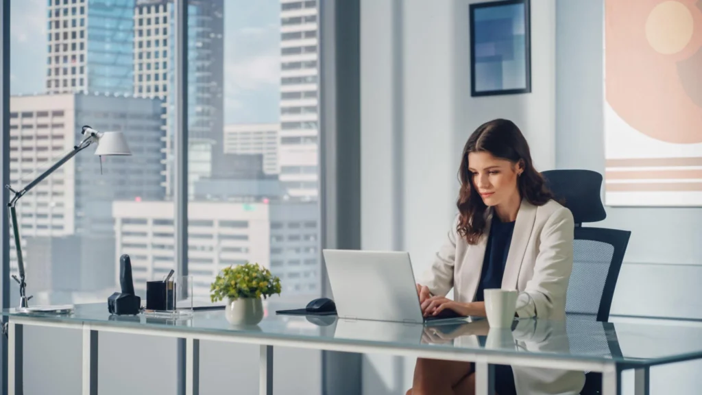 Empleo digital en España en 2025 y competencias profesionales en un entorno digital