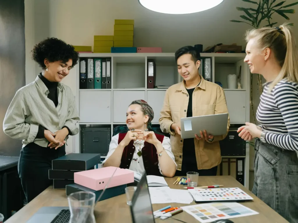 Equipo de trabajo diverso colaborando en oficina moderna, simbolizando inclusión y talento