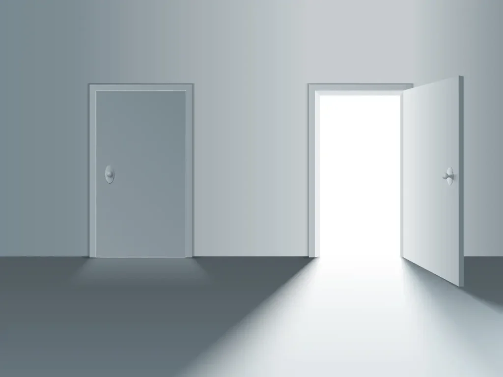 Metáfora visual de un rechazo laboral como puerta cerrada que conduce a nuevas oportunidades.