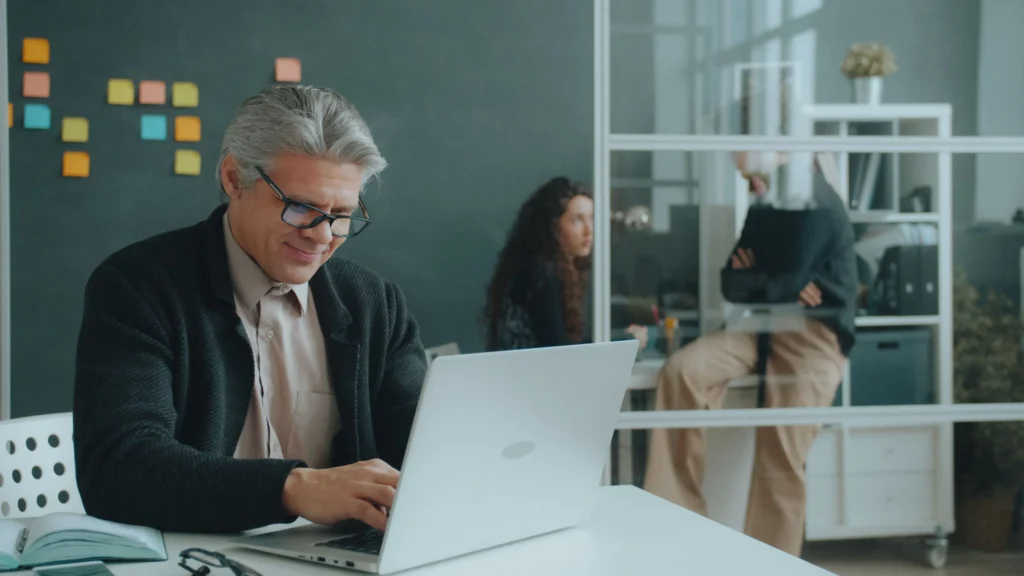 Empleo para mayores de 50 en 2025 y adaptación al entorno laboral